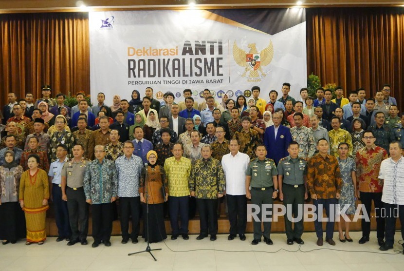 Deklarasi Antiradikalisme yang diikuti oleh puluhan perguruan tinggi di Jawa Barat, yang dihadiri oleh para pejabat, rektor, dan mahasiswa, di Graha Sanusi Kampus Unpad, Kota Bandung, Jumat (14/7).