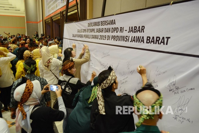 Deklarasi Bersama Caleg DPR-RI Dapil Jabar, DPD-RI dan DPRD Provinsi Jabar Dalam Rangka Pemilu Damai 2019 di Provinsi Jabar, di Sudirman Grand Ballroom, Kota Bandung, Senin (11/3).