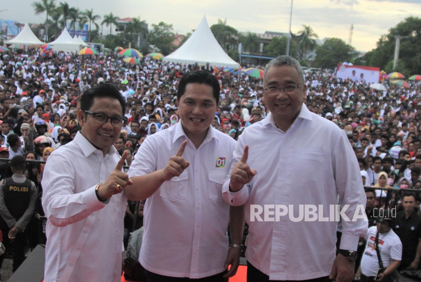 Menteri BUMN Erick Thohir (tengah) disebut sudah bertemu dengan Ketua Umum PKB Abdul Muhaimin Iskandar (kiri) membahas cawapres Prabowo Subianto.