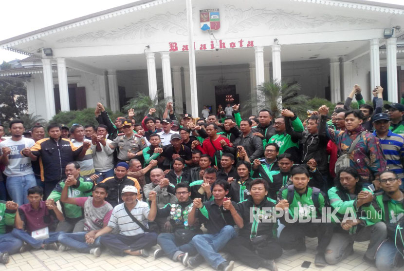 Peace declaration between public transport vehicle drivers and online 'ojek' drivers at Bogor, West Java