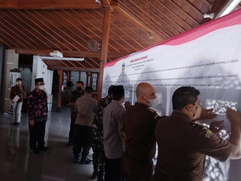 Deklarasi damai jelang pilkades di Pendopo Sipanji Purwokerto, Banyumas, Selasa (30/11)