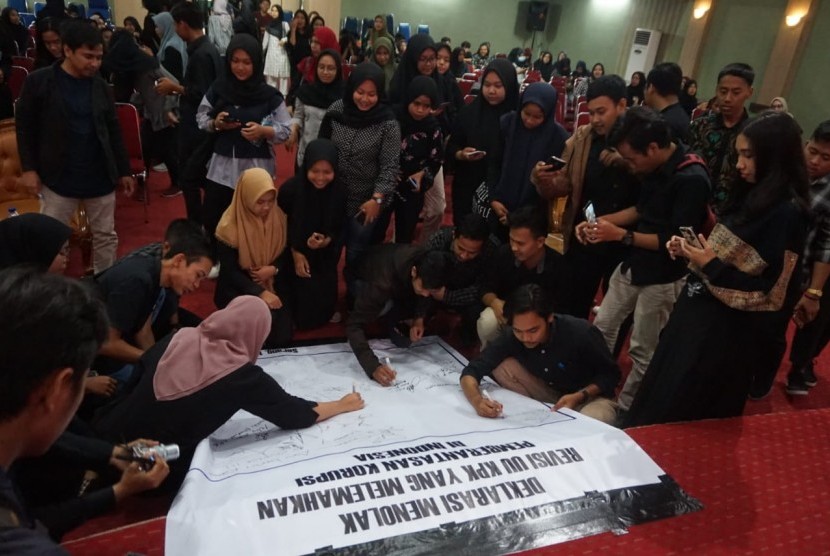 Deklarasi menolak revisi RUU KPK oleh Dosen dan Mahasiswa Universitas Sultan Ageng Tirtayasa (Untirta) yang dinilai mereka melemahkan pemberantasan korupsi di Indonesia, Serang, Banten, Selasa (17/9).