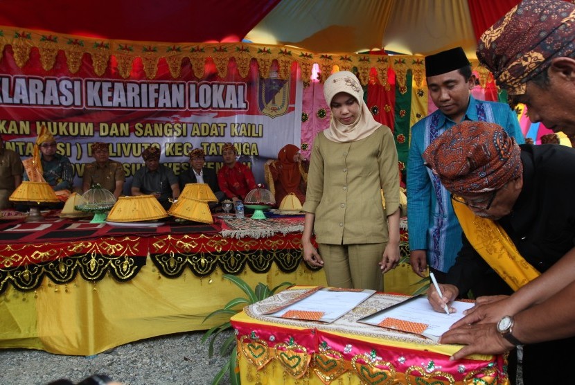 Deklarasi pemberlakuan hukum adat untuk mengurai konflik di Kota Palu, Sulawesi Tengah.