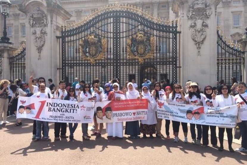 Deklarasi pendukung Prabowo-Hatta di depan Istana Buckingham, Ahad (23/6).