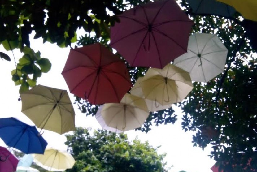 Dekorasi payung pada salah satu taman di Jakarta.