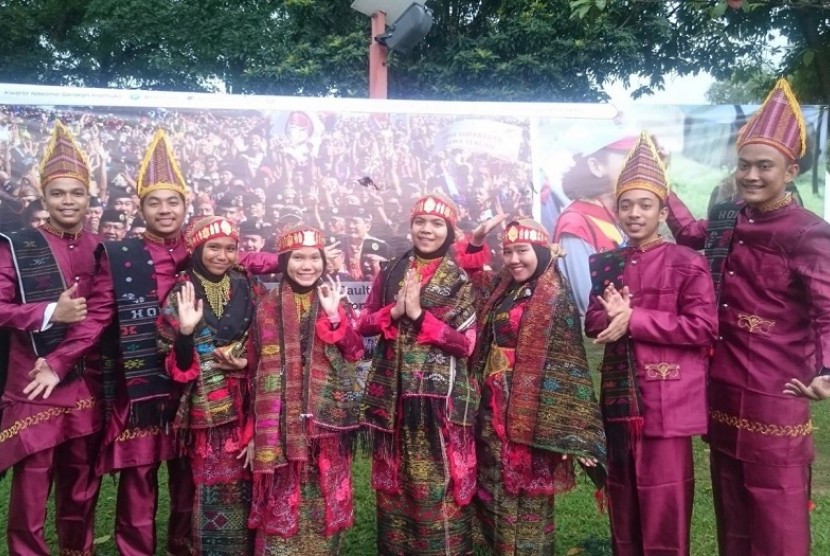 Delapan anggota Pramuka Kwarcab Medan membawakan tari Tor Tor di panggung Jambore ke-13 Malaysia, di Taman Metropolitan, Batu, Kuala Lumpur, Sabtu (26/11)