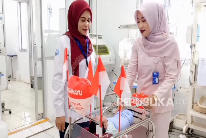Delapan bayi lahir tepat di tanggal 17 Agustus 2025 di RS Pelabuhan Cirebon. Pihak rumah sakit menghadirkan nuansa merah putih pada setiap boks bayi. 