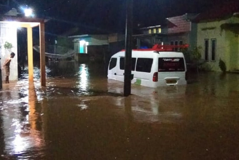 Tim Search And Rescue (SAR) dari Kantor Pencarian dan Pertolongan (Basarnas) melakukan penyisiran lokasi banjir yang terjadi di Wasior, Teluk Wondama, Papua Barat, Senin (23/12) (Ilustrasi banjir)