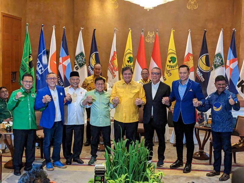 Delapan ketua umum partai politik sebelum menggelar pertemuan tertutup dalam rangka penolakan sistem proporsional tertutup di Hotel Dharmawangsa, Jakarta, Ahad (8/1/2023).