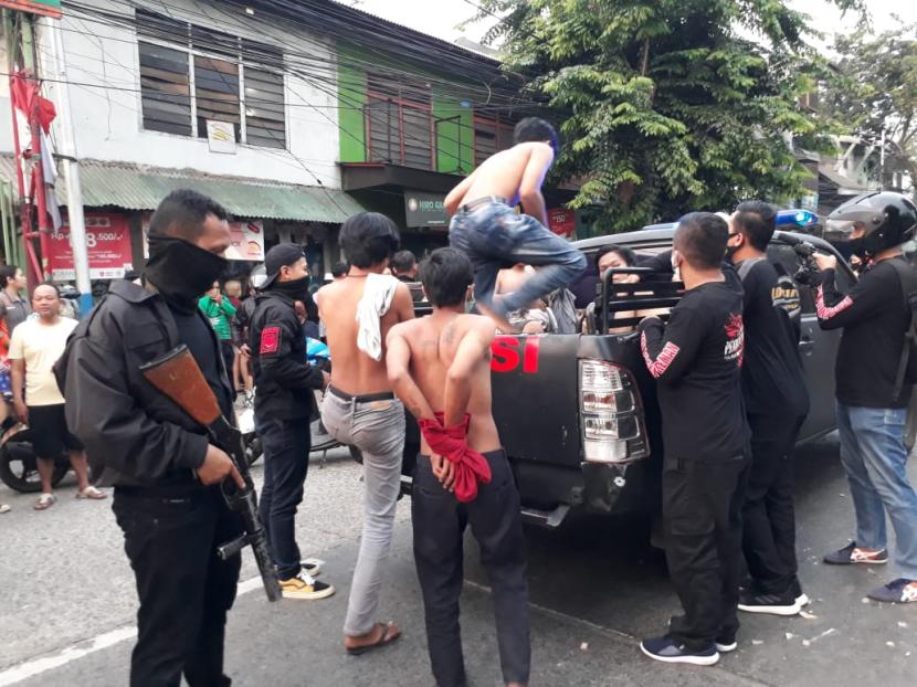 Delapan pemuda yang melakukan aksi tawuran di Jalan Tubagus Angke, Grogol Petamburan, Jakarta Barat, Senin (14/9) diangkut Tim Pemburu Preman Polres Metro Jakarta Barat. 