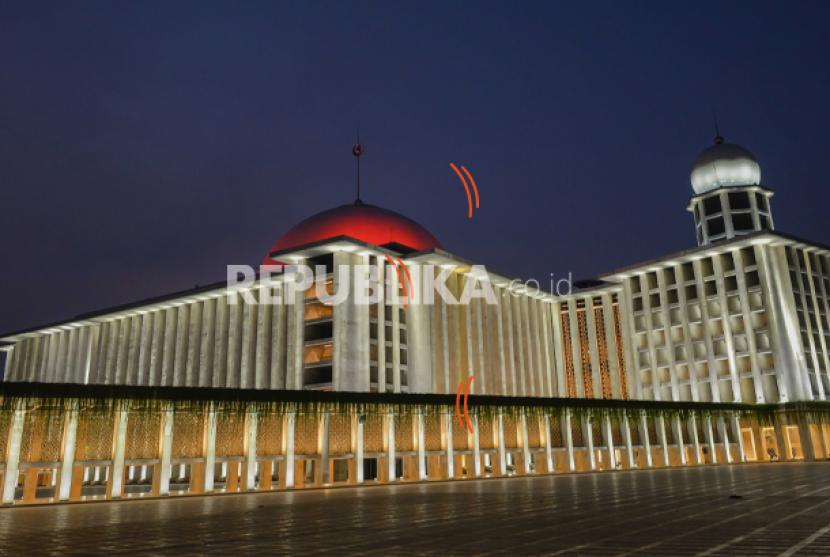 Jokowi meresmikan Masjid Istiqlal yang sudah berwajah baru .  Delapan program unggulan Masjid Istiqlal