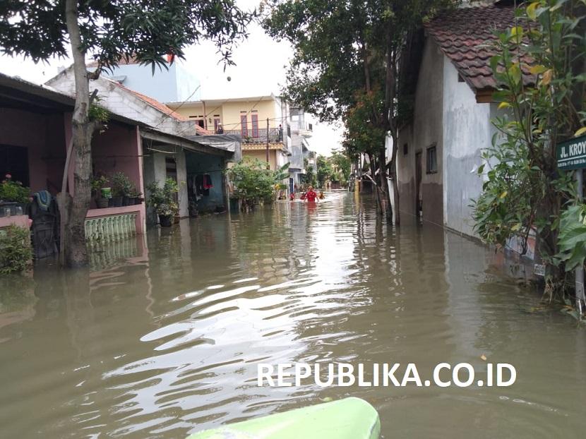 Delapan RT di Perumahan Persada Raya, Kecamatan Periuk, Kota Tangerang terendam banjir sejak Sabtu (20/2). 