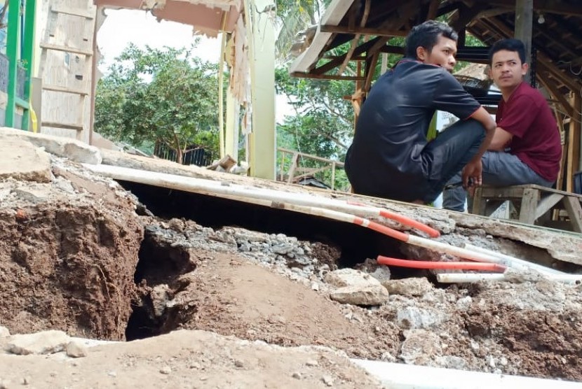 Delapan rumah warga terancam ambruk akibat pergerakan tanah di Bandung Barat. (Republika/Fauzi Ridwan)