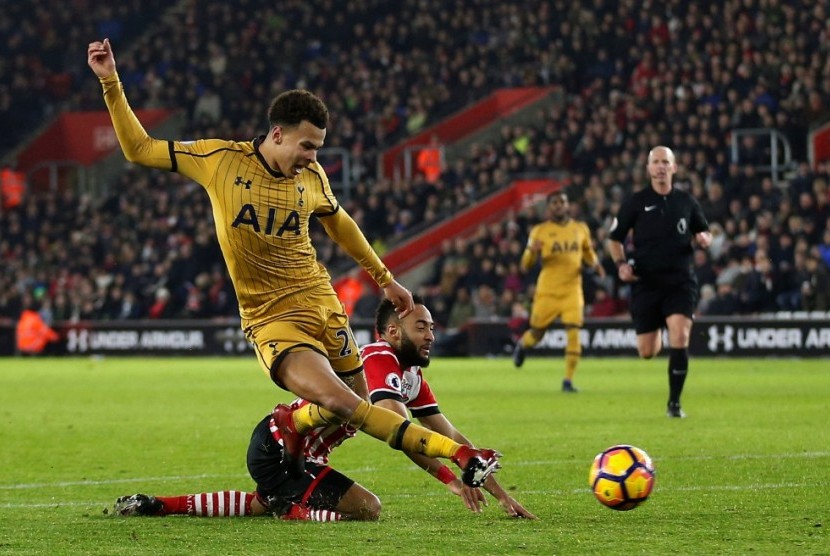 Dele Alli (kiri) diganjal di kotak penalti Southampton.