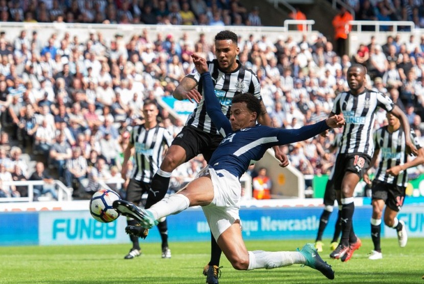 Dele Alli saat menjebol gawang Newcastle United.