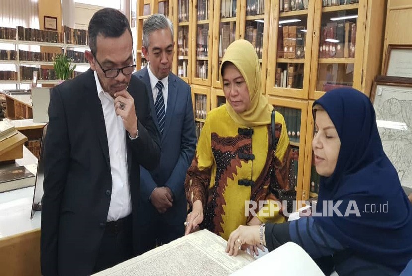 Delegasi BPK RI dipimpin Isma Yatun didampingi Dubes RI untuk Iran Octaviano Alimudin melihat buku dan naskah kuno di Tehran University. 