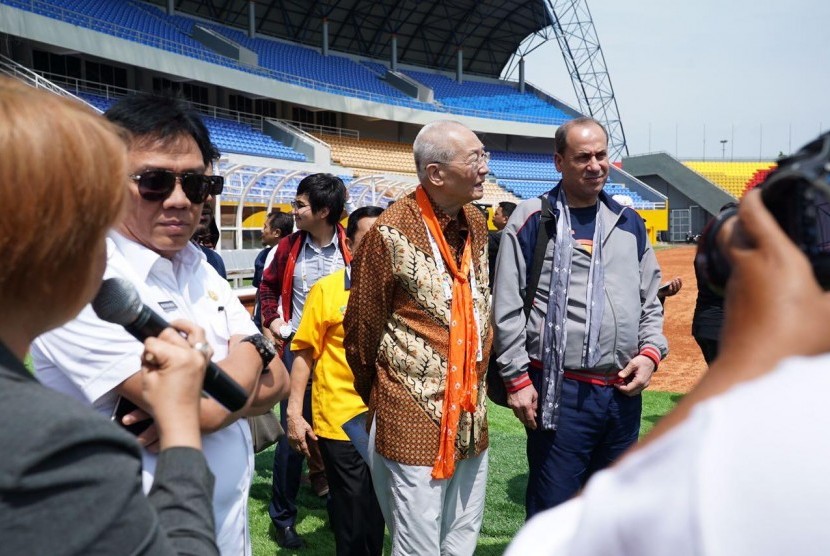 Delegasi CdM Asian Games tersebut dipimpin Wakil Presiden Kehormatan Dewan Olimpiade Asia (OCA) Wei Jizhong (kedua kanan) mengunjungi Jakabaring Sport City (JSC), tempat pelaksanaan Asian Games 2018 di Palembang, Kamis (14/12).