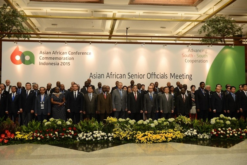 Delegasi dari 86 Negara peserta Konferensi Asia Afrika berfoto bersama sesaat sebelum Senior Official Meeting di Plenary Hall, Jakarta Convention Center, Ahad (19/4). 