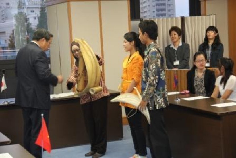 Delegasi dari Indonesia memberikan bingkisan berupa Sasando plus topi asal dari daerah Nusa Tenggara Timur kepada Wali Kota Sakai, Osami Takeyama.