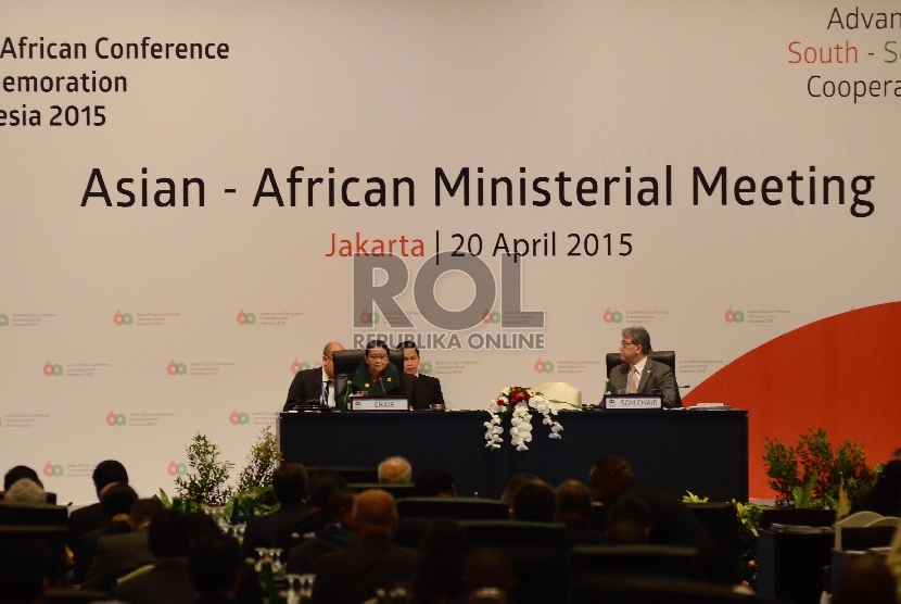 Delegasi dari Negara peserta Konferensi Asia Afrika berfoto bersama di Jakarta Convention Center, Senin (20/4).(Republika/Raisan Al Farisi)