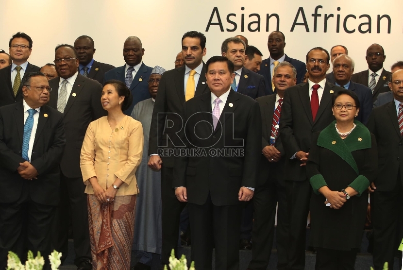 Delegasi dari Negara peserta Konferensi Asia Afrika bersiap untuk berfoto bersama di Jakarta Convention Center, Senin (20/4). (Republika/Raisan Al Farisi)