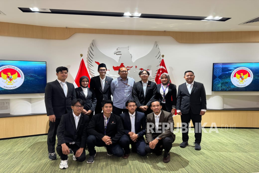 Delegasi dari Southeast Asia Future Leaders 2024 yang berlangsung di tiga negara, yaitu Malaysia, Thailand, dan Singapura berkunjung ke Kedutaan Besar Republik Indonesia (KBRI) Singapura dan National University of Singapore (NUS). 