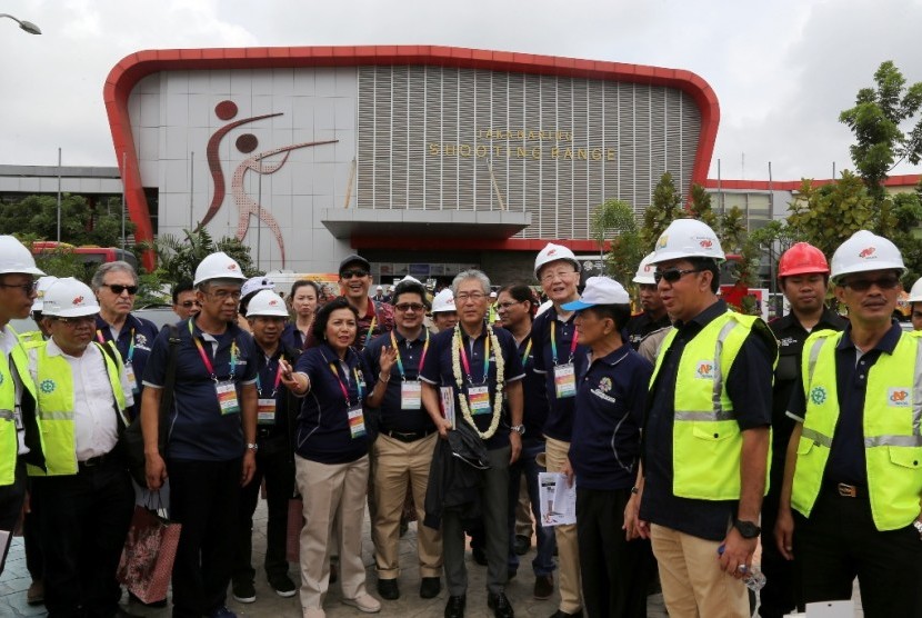 Delegasi Dewan Olimpiade Asia (OCA) meninjau renovasi pembangunan arena menembak di Jakabaring Sport City (JSC) Palembang, Sumatra Selatan, Ahad (5/3). 