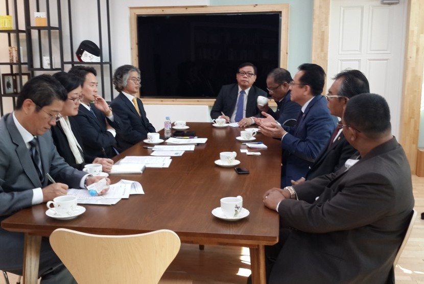 Delegasi DPD RI melakukan sejumlah pertemuan dengan beberapa pihak antara lain Kyung Pil Nam (Gubernur Provinsi Kyonggi-do), Jae Keun Ahn (Executive Vice President Samsung Electronics), Chung Ui Hwa (Ketua Parlemen Korsel).