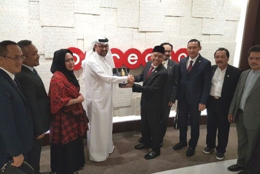 Delegasi DPR bersama Dubes RI untuk Qatar M Basri Sidehabi usai bertemua Chief Executive Officer (CEO) Ooredoo International Group (OIG), Waleed Muhammad Al A Sayeed, di Doha, Qatar Selasa (21/3).  