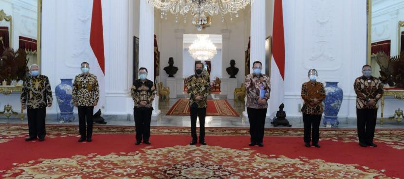 Delegasi Forum Rektor Indonesia (FRI) bertemu dengan Presiden Jokowi di Istana Merdeka Jakarta, Senin (19/10) terkait dengan UU Cipta Kerja.