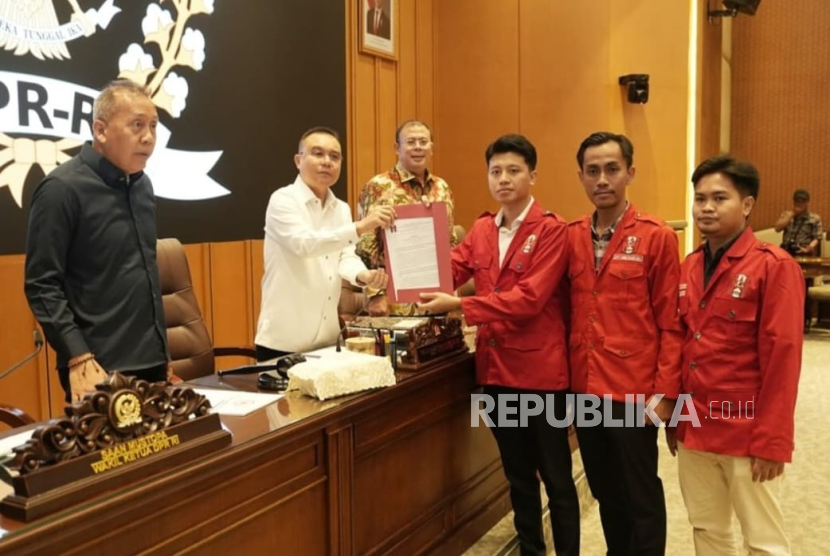 Delegasi GMNI bersama organisasi mahasiswa Cipayung Plus dan aliansi BEM sampaikan Pancatura.