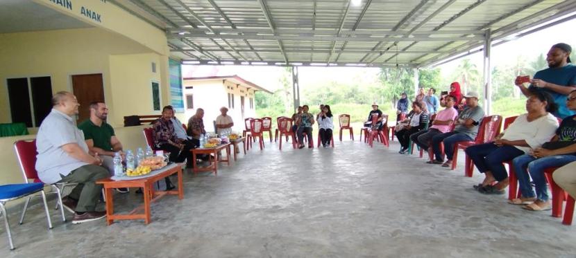Delegasi IFAD dan tim Kemendes PDTT ke lahan percontohan Demplot kelompok penerima bantuan (KPB) Maju Bersama di Desa Usliapan, Teon Nila Serua, Maluku Tengah, pekan lalu.