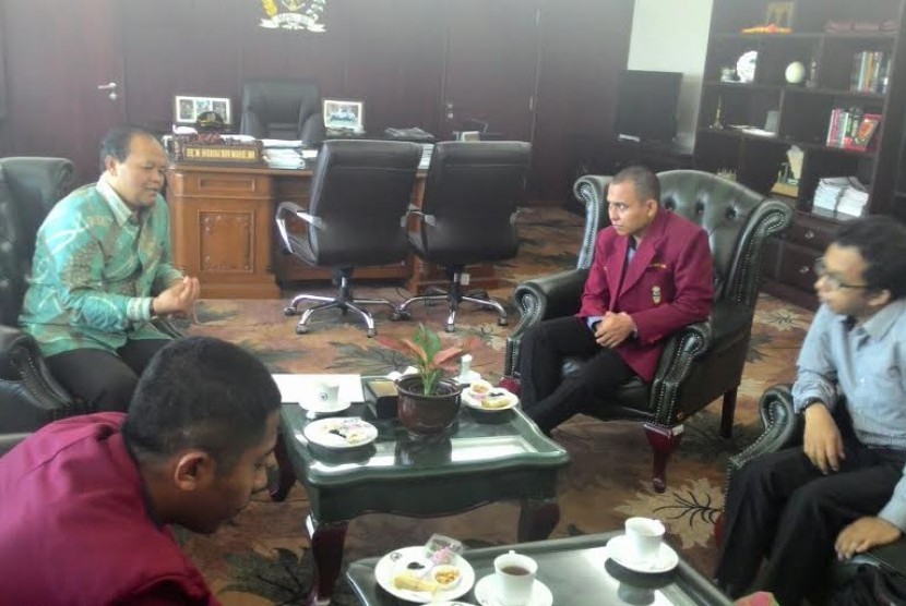 delegasi IMM yang dipimpin oleh Abdul Rahman diterima oleh Hidayat Nur Wahid di ruang kerjanya, Lt. 9, Gedung Nusantara III, Komplek Parlemen, Senayan, Jakarta, (7/10).