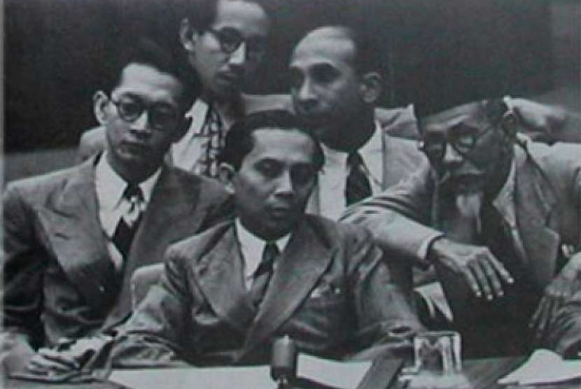 Delegasi Indonesoa di sidang umum PBB tahun 1947. Terlihat Sutan Syahrir, KH Agus Salim, Sumitro Hadikusumo. Syahri bisa berpidatod di PBB atas jasa Faris Al Chouri, negarawan Suriah.