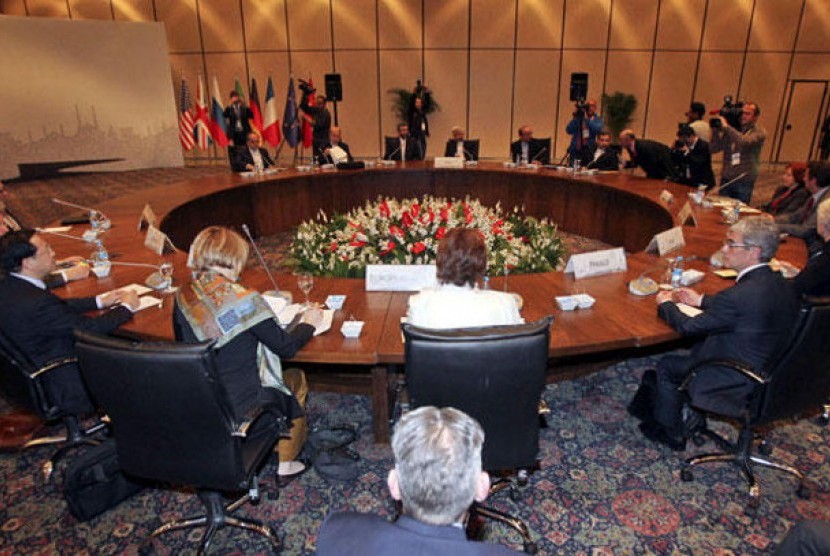 Delegasi Iran bertemu dengan perwakilan Amerika Serikat, Prancis, Rusia, Cina dan Inggris plus Jerman di  Istanbul Turki, membahas program nuklirnya.