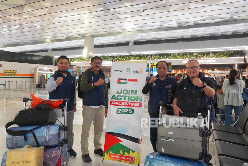 Delegasi Join Action Palestine 2025 sesaat sebelum bertolak dari Bandara Soekarno-Hatta, Tangerang, Banten, Kamis (20/2/2025). LazisMu dan Perkumpulan Organisasi Pengelola Zakat (POROZ) berkomitmen terus menyalurkan bantuan untuk Palestina. 