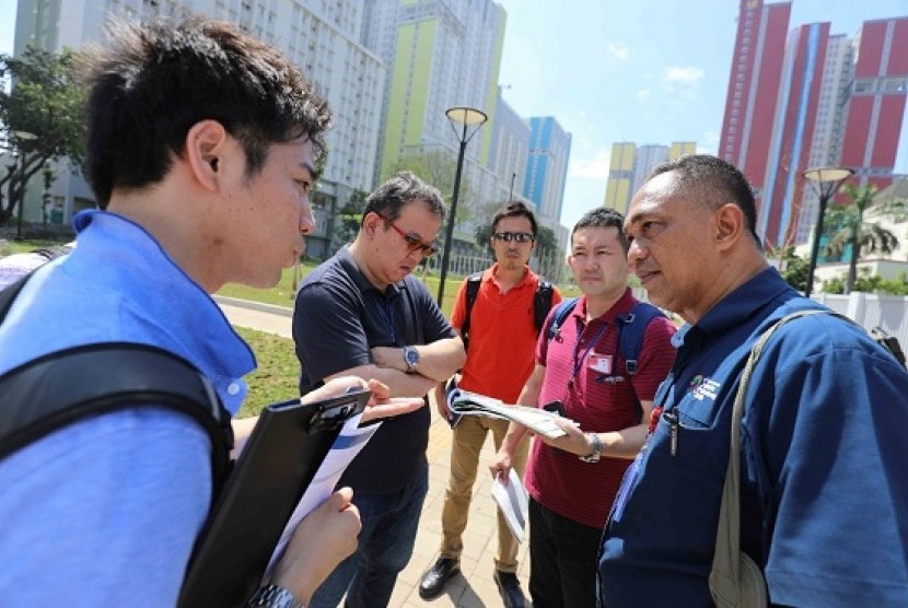 Delegasi Komite Olimpiade Nasonal Jepang saat mengunjungi Wisma Atlet di Jakarta.