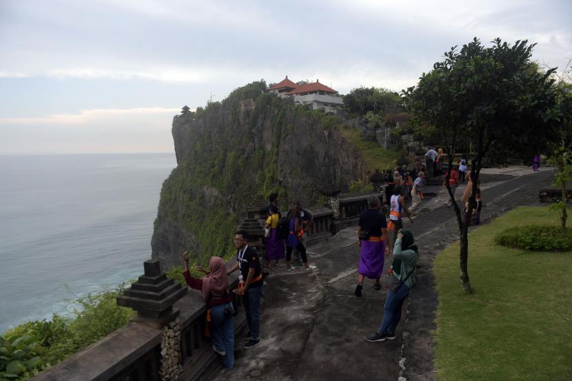 Delegasi menikmati pemandangan saat field trip dalam rangkaian Global Platform for Disaster Risk Reduction (GPDRR) 2022 di objek wisata Uluwatu, Badung, Bali, Sabtu (28/5/2022). Kinerja pariwisata Indonesia mengalami peningkatan peringkat menjadi 32 dunia.