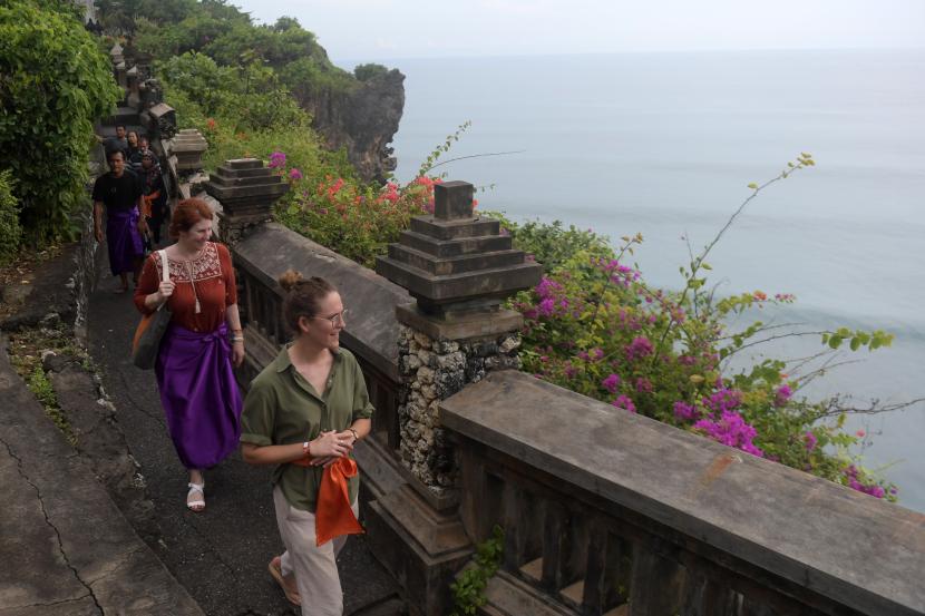 Wisatawan mancanegara menikmati pemandangan di objek wisata Uluwatu, Badung, Bali, Sabtu (28/5/2022). 