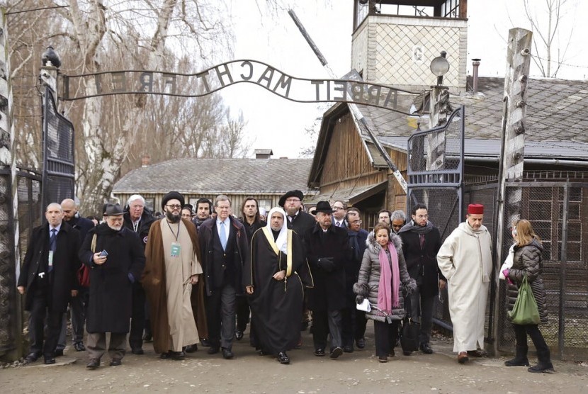 Liga Muslim Dunia Kunjungi Kamp Konsentrasi Auschwitz. Delegasi Muslim dari Liga Muslim Dunia mengunjungi kamp konsentrasi Yahudi, Auschwitz bersama dengan kelompok Yahudi di Oswiecim, Polandia, Kamis (23/1). 