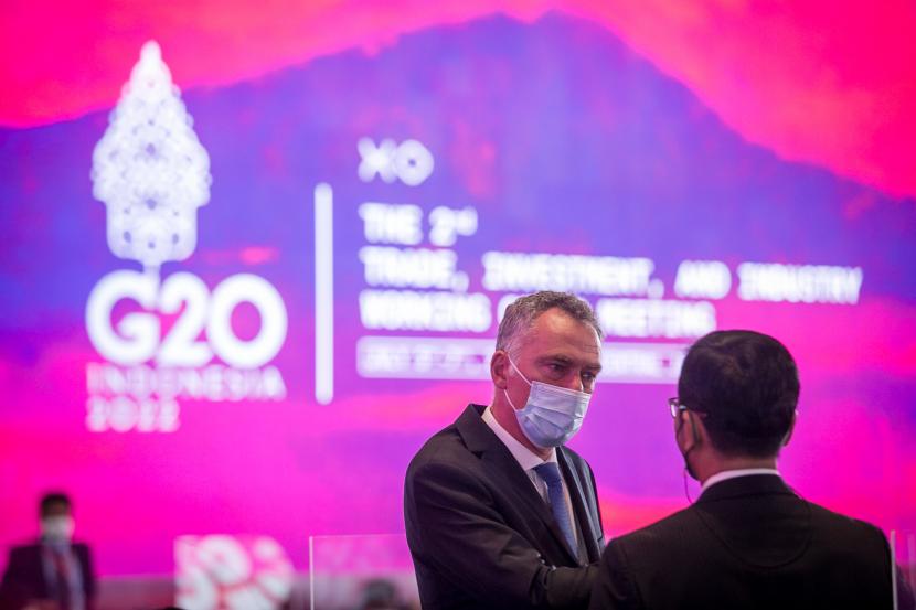 Delegasi negara G20 berbincang-bincang sebelum mengikuti rapat pertemuan kedua Trade, Industry, and Investment Working Group (TIIWG) Presidensi G20 di Solo, Jawa Tengah, Rabu (6/7/2022). Pertemuan kedua TIIWG G20 membahas sejumlah isu diantaranya reformasi World Trade Organization (WTO) merespons perdagangan, investasi dan industri terhadap pandemi serta mendorong investasi berkelanjutan dalam rangka pemulihan ekonomi global.