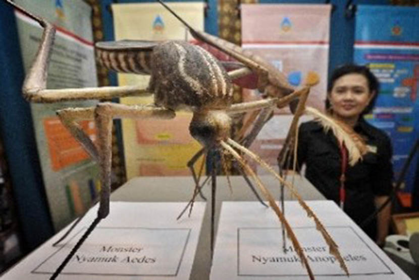 Delegasi negara Indonesia mengamati replika nyamuk saat kampanye Anti-DBD di salah satu stan 'ASEAN Dengue Conference', di Jakarta.