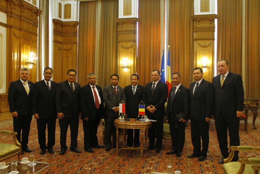Delegasi Parlemen Indonesia dan Parlemen Rumania berfoto bersama usai melakukan pembicaraan dan menyepakati sejumlah kerjasama kedua negara, Rabu (23/4)