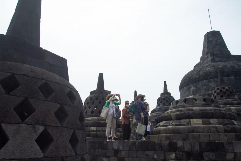 Delegasi pertemuan EDM-CSWG G20 memotret Candi Borobudur di Magelang, Jawa Tengah, Kamis (24/3/2022).Kunjungan wisata peserta forum EDM-CSWG G20 Indonesis 2022 tersebut untuk memperkenalkan destinasi wisata di Indonesia.