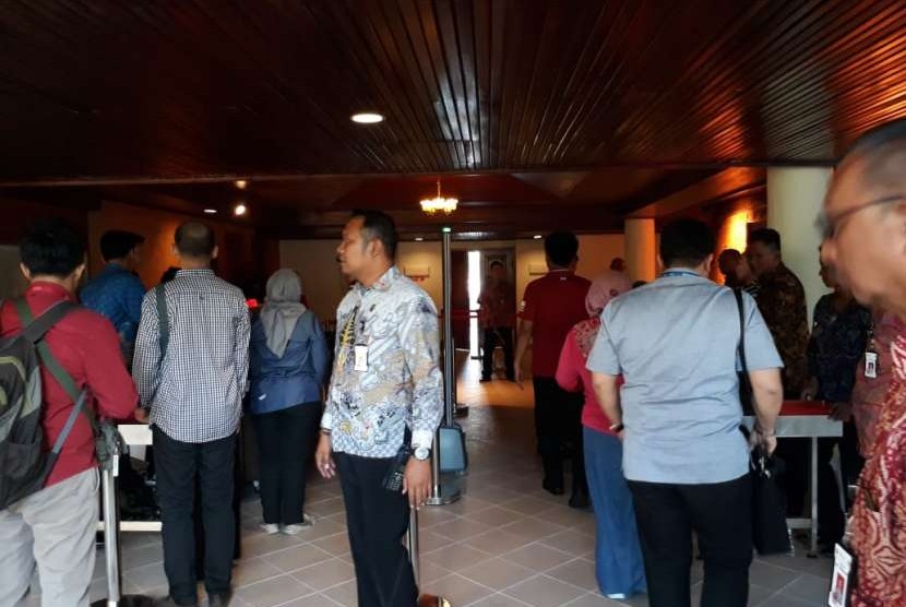 Delegasi Pertemuan Tahunan IMF-WB melakukan pendaftaran ulang di Nusa Dua Beach Hotel, Ahad (7/10). 
