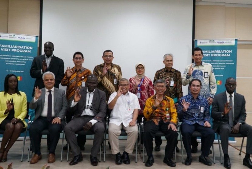 Delegasi Senegal dalam acara Familiarisation Visit Program Development of A Reverse Linkage Project Between Senegal (Institute Pasteur de Dakar) and Indonesia (Bio Farma) in Vaccine Production di Bio Farma Bandung. Larbi Neffati (duduk kedua dari kiri) sebagai OperationTeam Leader Islamic Development Bank (IsDB), Amadou Alpha Sall (duduk ketiga dari kiri) sebagai CEO Institute Pasteur de Dakar (IPD), Slamet Soedarsono (duduk keempat dari kiri) sebagai Deputi Bidang Politik, Hukum, Pertahanan dan Keamanan BAPPENAS, Slamet (duduk ketiga dari kanan) sebagai Staf Ahli Menteri Kesehatan Bidang Teknologi Kesehatan dan Globalisasi Kemnkes RI, Honesti Basyir (duduk kedua dari kanan) sebagai Direktur Utama Bio Farma.