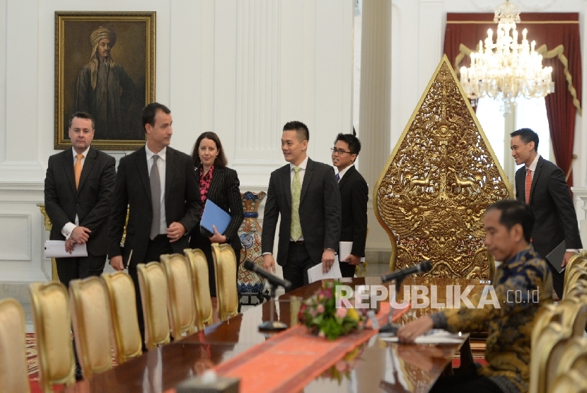 Delegasi Standard And Poor's Rating Services (S&P) menemui Presiden Joko Widodo di Istana Merdeka, Jakarta, Selasa (10/5). (Republika/ Wihdan)