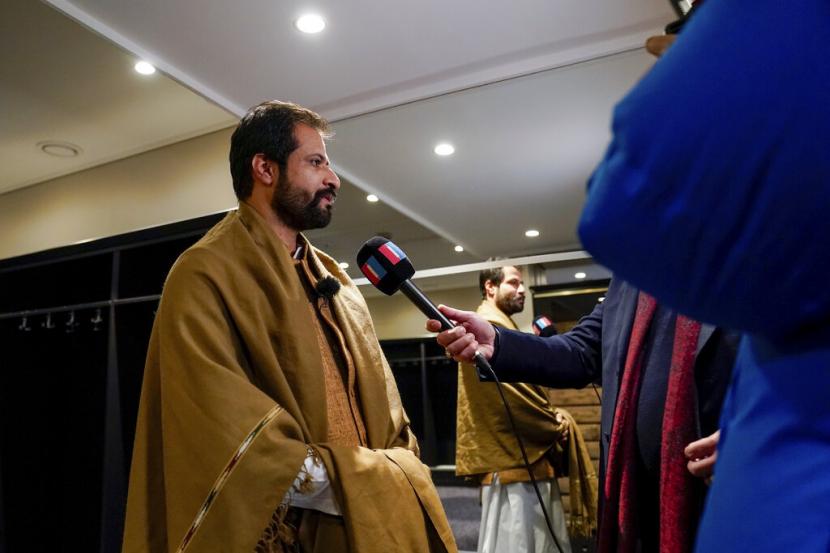Delegasi Taliban Shafiullah Azam diwawancara usai pertemuan hari pertama di sebuah hotel di Oslo, Norwegia, Ahad (23/1/2022). Delegasi Taliban yang dipimpin oleh pejabat Menteri Luar Negeri Amir Khan Muttaqi memulai pembicaraan tiga hari di Oslo pada Ahad (23/1).