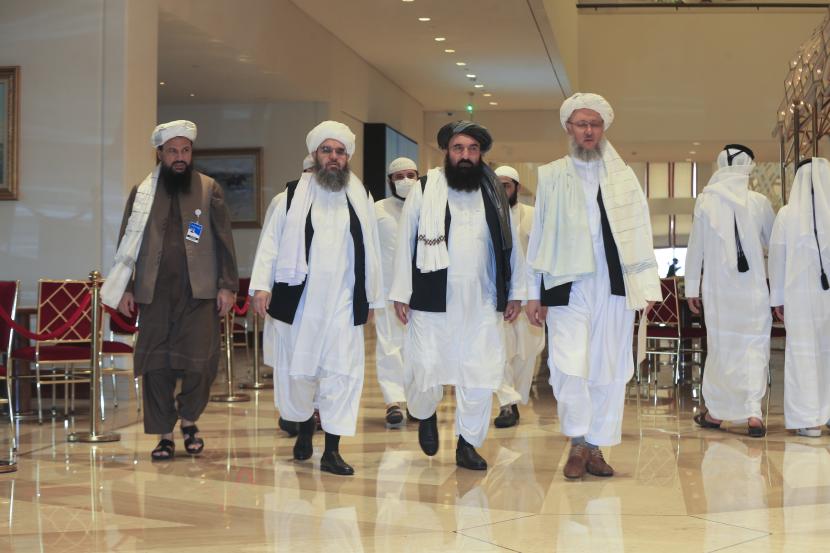 Delegasi Taliban tiba untuk pembicaraan damai Afghanistan di Doha, Qatar, Kamis, 12 Agustus 2021.