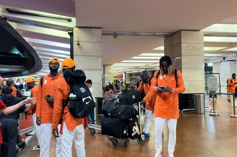  Delegasi timnas bola basket Pantai Gading tiba di Bandara Soekarno-Hatta Cengkareng, Banteng, Senin (21/8/2023) tengah malam.